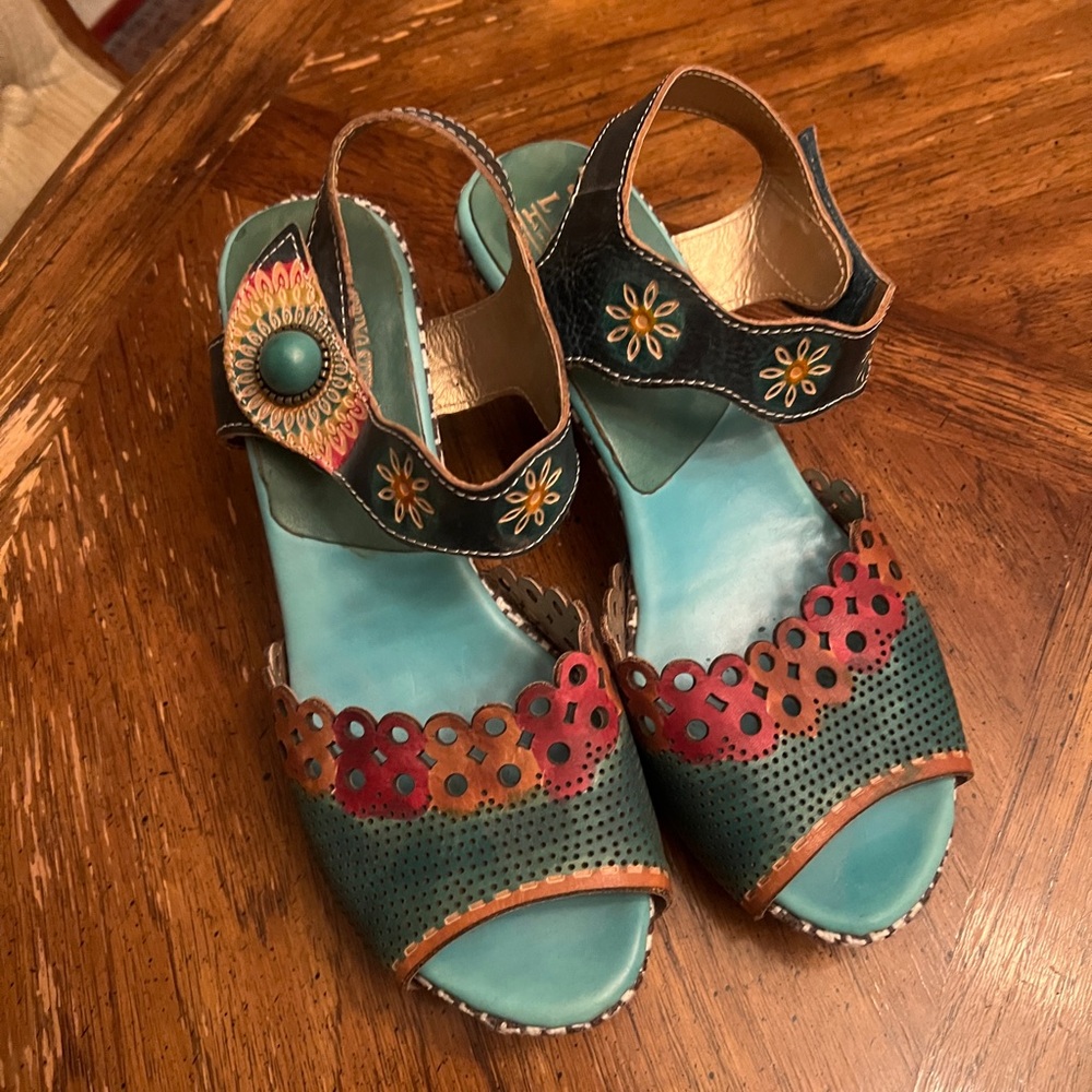 L’Artiste Spring Step sandal; gently used; size 39